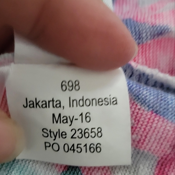 Lilly pulitzer Hartwell Boxy LINEN V- neck top. - Picture 11 of 11